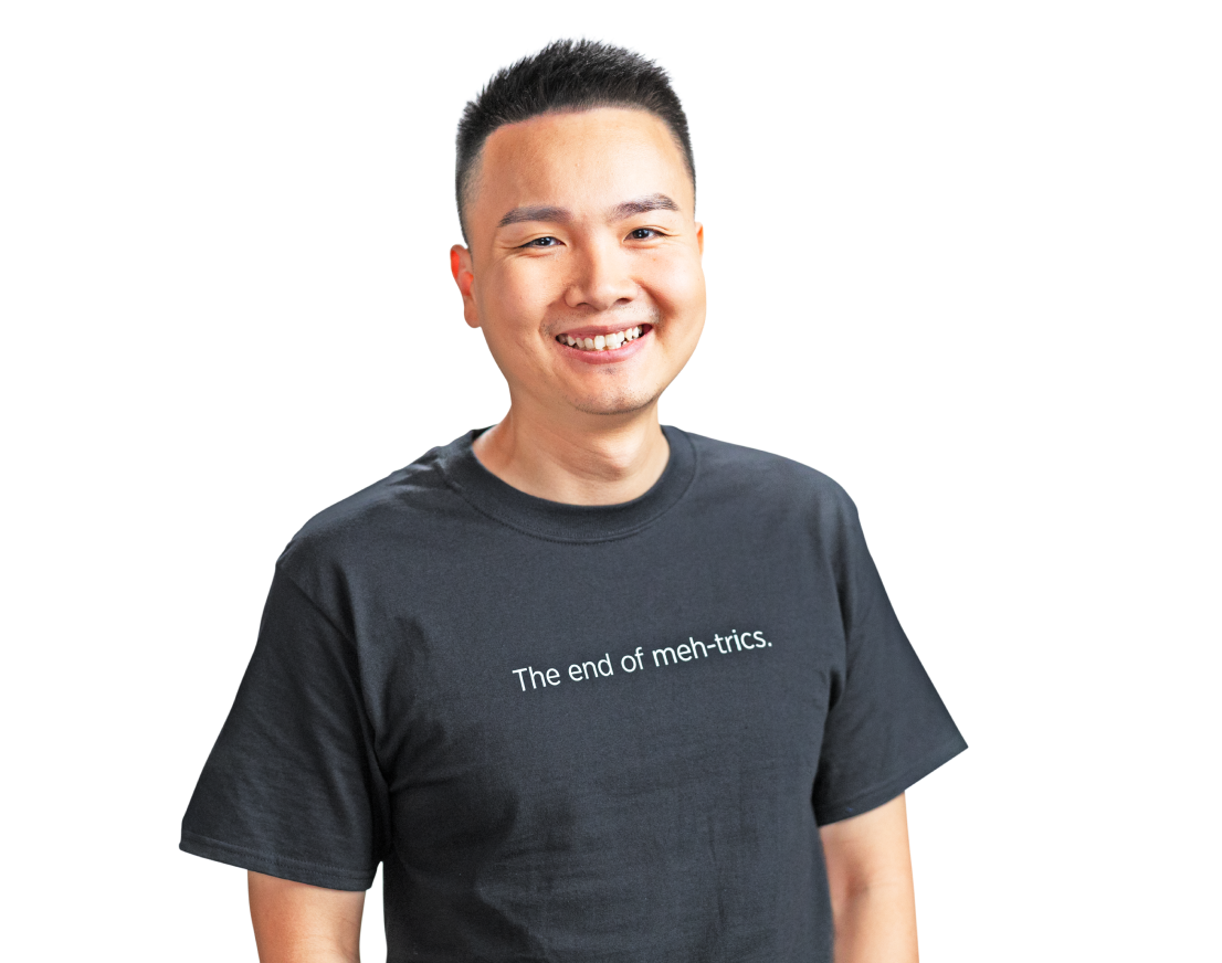 Un Splunker souriant regarde la caméra et porte un tee-shirt avec l’inscription « The end of meh-trics » (La fin des meh-triques).